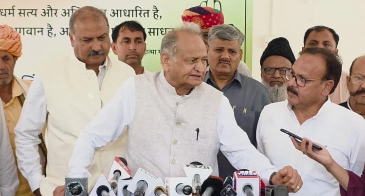 राजस्थान स्कूलों में वीडियोग्राफी पर पाबंदी को लेकर गहलोत का हमला, पूछा- क्या सभी मंत्रियों की सहमति से जारी हुआ आदेश?
