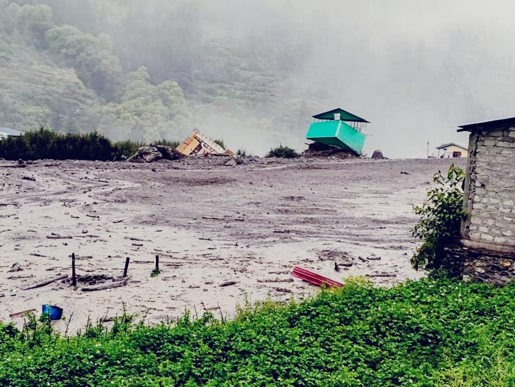 उत्तराखंड में बारिश का कहर! 6 जिलों में भारी बारिश का अलर्ट, देहरादून में स्कूल बंद; 124 सड़कें ठप