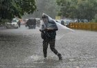 बारिश से बेहाल उत्तर प्रदेश, 32 जिलों में फ्लैश फ्लड का खतरा; स्कूल-कॉलेज बंद, तेज हवाओं की चेतावनी