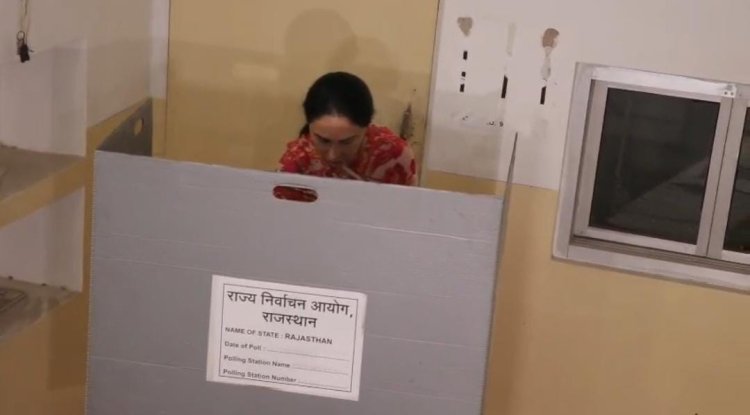 Jaipur Nikay Chunav: डिप्टी CM दिया कुमारी ने डाला वोट, वार्ड 141 के बूथ नंबर 10 पहुंचीं