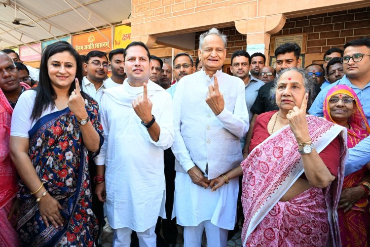 जोधपुर में परिवार के साथ मतदान करने पहुंचे अशोक गहलोत, सरकार पर साधा निशाना