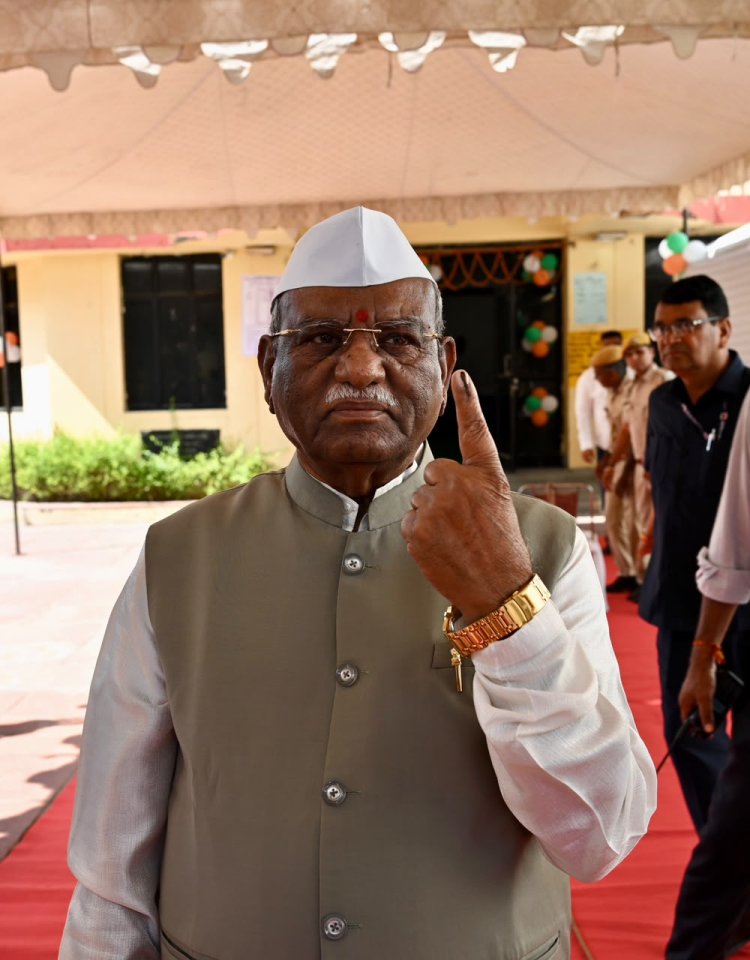 राज्यपाल हरिभाऊ बागड़े ने कतार में लगकर किया मतदान, दिया सादगी का संदेश