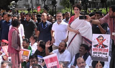 दिल्ली में तीसरे दिन भी विपक्ष का हल्लाबोल, खड़गे ने फिर सांसदों को लंच पर बुलाया; राहुल-प्रियंका के खिलाफ FIR से सियासत गरमाई