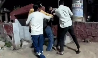 युवक की लात-घूंसों से पिटाई, सामने से निकली चेतक; वीडियो ने खड़े किए पुलिस पर सवाल