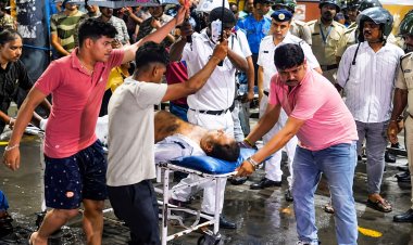 कोलकाता दुर्गा पूजा भगदड़ के बाद एक्शन में पुलिस, आयोजकों पर FIR और 14 लोग हिरासत में
