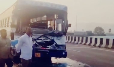तेलंगाना में सड़क किनारे खड़े ट्रक से टकराई यात्री बस, 15 लोग घायल; खम्मम से हैदराबाद जा रही थी बस