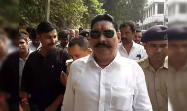वोटिंग के बीच मोकामा में बवाल: प्रखंड कार्यालय के पास भिड़े अनंत सिंह समर्थित अनुज और JDU के नीरज कुमार के समर्थक, एसडीपीओ ने संभाली स्थिति