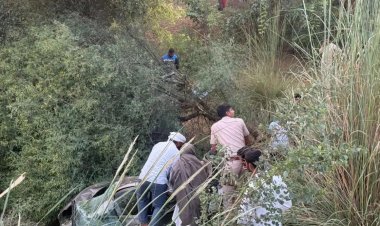 खाटूश्यामजी के दर्शन कर आगरा लौट रहे चार दोस्तों की राह में काल बना टायर, रायसर के पास खाई में गिरी कार, मौके पर चार की मौत