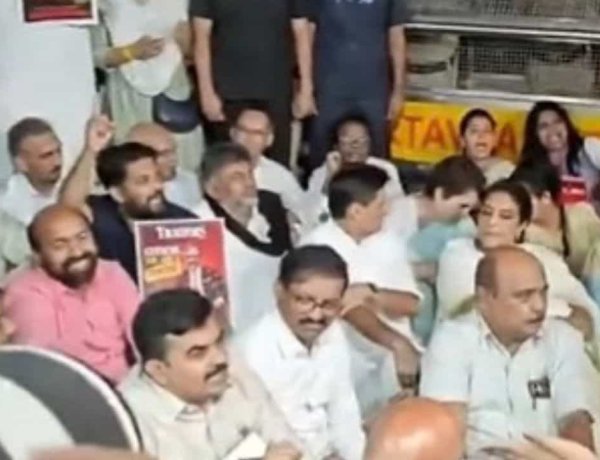 राष्ट्रपति भवन पहुंचे विपक्षी नेता, विजय चौक पर CEC के खिलाफ धरना