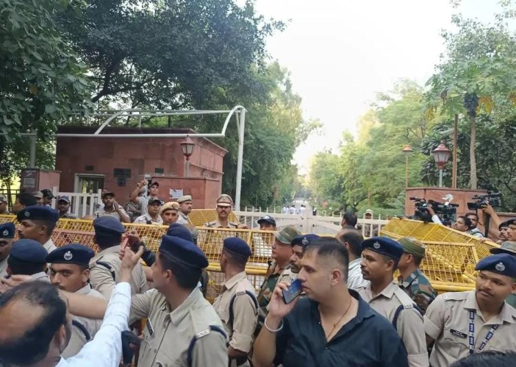 लंच के बाद राजघाट पहुंचे राहुल-प्रियंका, पुलिस ने लगाए बैरिकेड; अब आगे क्या?