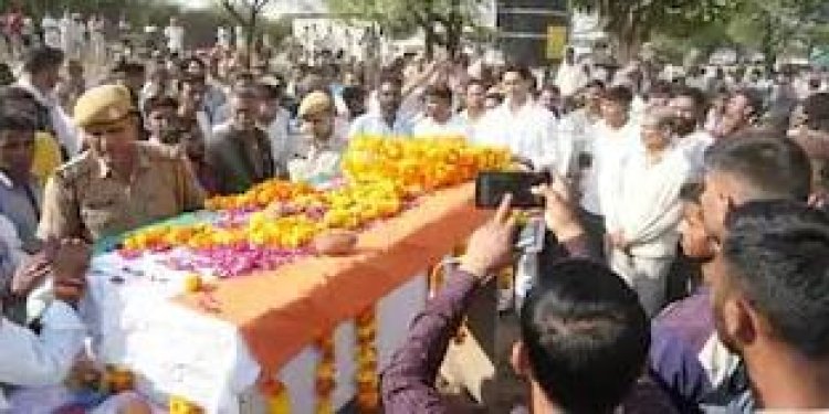 ड्यूटी से घर लौट रहे कांस्टेबल की मौत, 5 साल के बेटे ने दी मुखाग्नि; 7 महीने की गर्भवती पत्नी पर टूटा दुखों का पहाड़