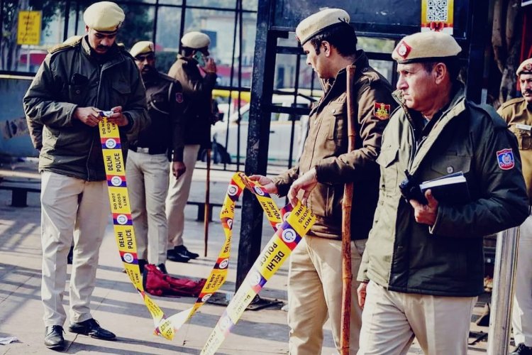 दिल्ली में दिनदहाड़े 2.30 करोड़ की लूट, पिस्टल दिखाकर दफ्तर से कैश ले गए बदमाश